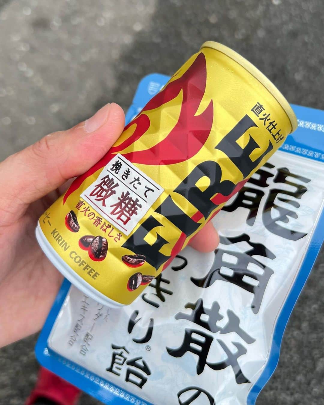 靖乃のインスタグラム：「湿気が凄いからと思って除湿を入れっぱなし→からの喉やられ気味というありがちなトコにハマってまいました💦💦 皆様はくれぐれもお気をつけ下さいまし‼️🙇🏻🙇🏻🙇🏻  #靖乃 #ハイダンシークドロシー #淡路島 #ピン毛」