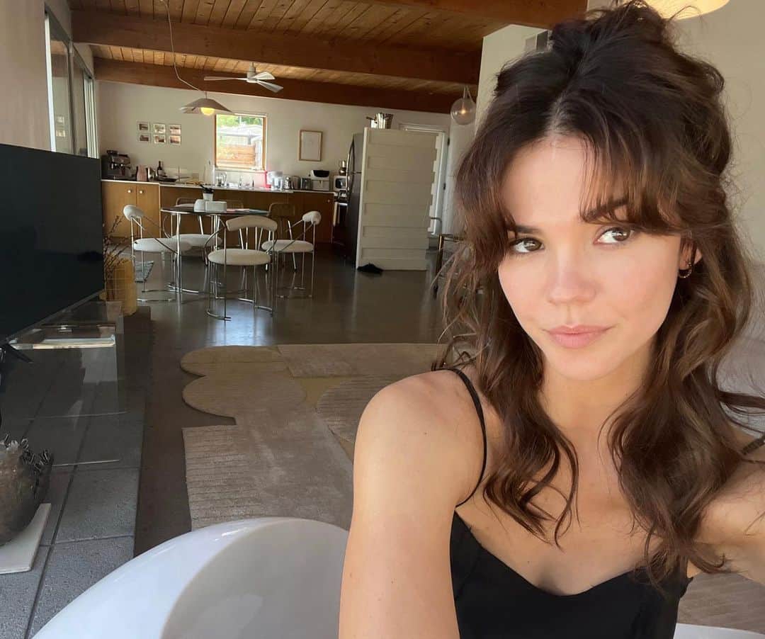 マイア・ミッチェルのインスタグラム：「Take ya self on holidays」