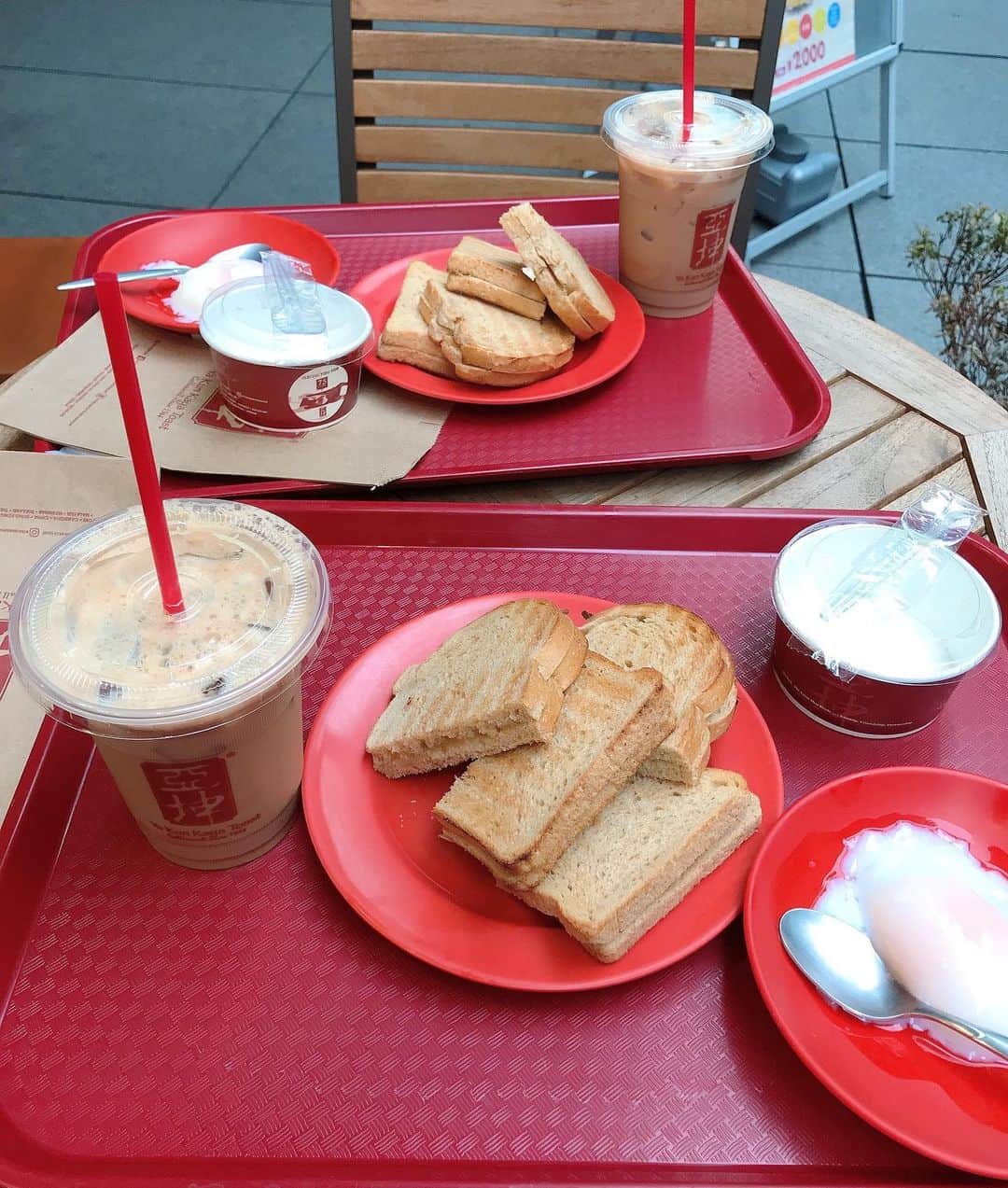 葵さんのインスタグラム写真 - (葵Instagram)「昔シンガポールに行ったときに食べたカヤトースト！ カヤトーストとは、サクッとこんがり焼いたトーストにカヤジャムという砂糖、卵、ココナッツミルク、パンダンリーフ（ハーブ）から作られたものをたっぷりと塗って、薄くスライスされたバターを挟んだものになります。 温泉卵にトーストを絡ませながら食べるのがローカルの定番の食べ方です。  日本ではなかなか食べることができなくて、 今回久しぶりに食べることができて嬉しかった☆ 半熟卵とソースもかけてたべたらさらに美味しかったです。  シンガポールの定番朝食【カヤトースト】専門店「ヤクン」 国際フォーラム店で食べられますよ。 テラス席もあって気持ちよかったです！ @yakunkayatoastjp   https://yakun.jp/  #pr #インフルエンサーワークス #＃カヤトースト #都内カフェ #有楽町カフェ #霞が関カフェ #シンガポール」6月13日 7時56分 - dolphin_coconut
