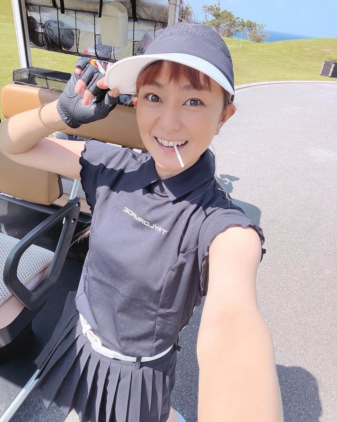 石黒彩のインスタグラム：「いつかのゴルフ⛳️  テーラーメイドコーデ✨ 動きやすくてめちゃ好き❣️  プリーツのスカートとか あまり履かない派だったけど 黒なら可愛いけど 甘くならなくて好き❤️  @taylormade_golf_japan_apparel_ @taylormade_golf_japan   #ゴルフ #ゴルフ女子 #ゴルフ好きな人と繋がりたい  #テーラメイド #お気に入り  #チュッパチャプス」
