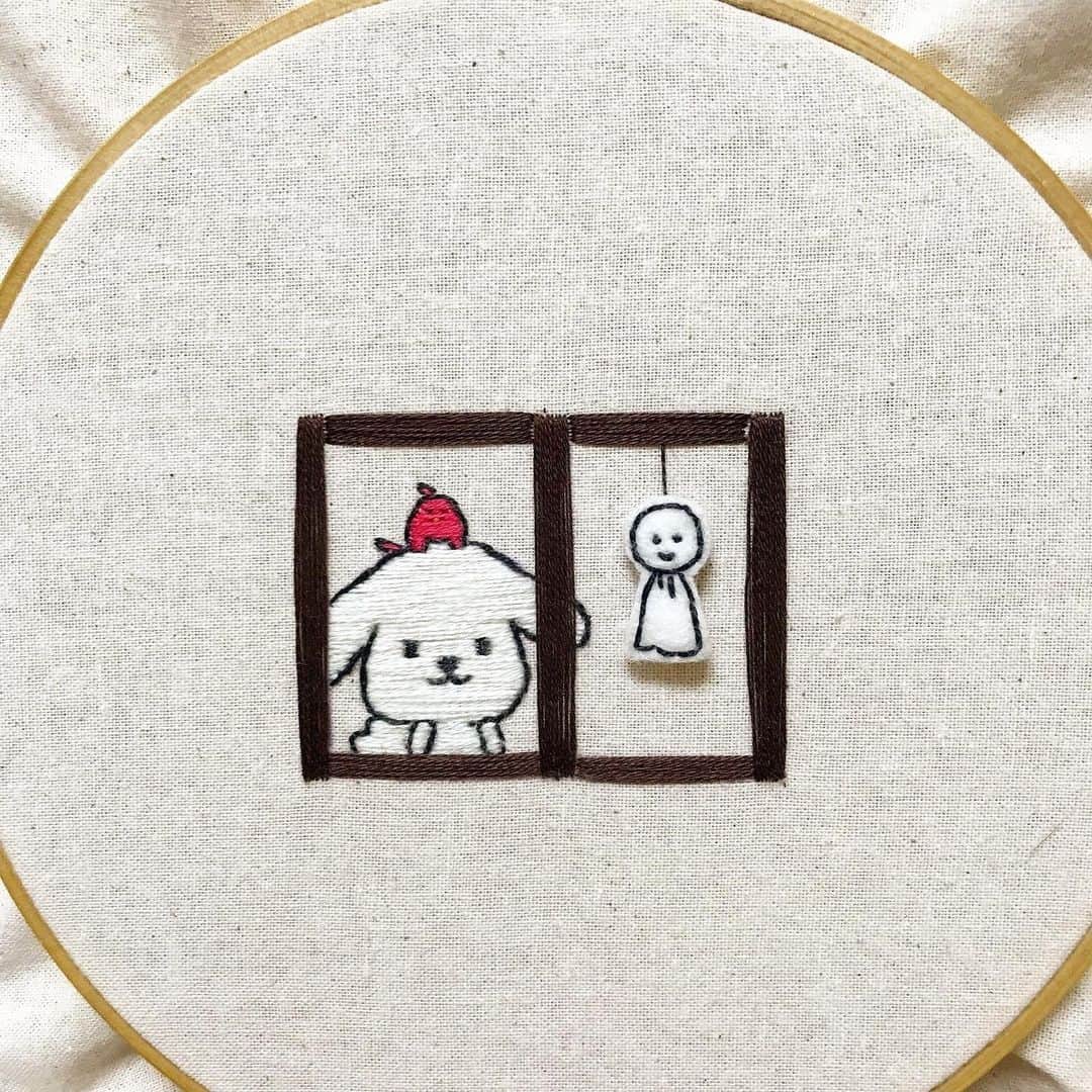 ダスキン ダス犬【公式】のインスタグラム：「. 【アートdeダス犬♪ハンドクラフト企画】  あめあめ ふれふれ かあさんが～♪ 雨の日ってなんとなくこの歌口ずさんでしまう…🤭  今回も @thefirst_stitch さんに シュールなダス犬作ってもらいました◎ てるてる坊主が緩くていい動きをしてるっっ👏  あしたは晴れるといいなぁ🌞  #ダス犬とてるてる坊主 #ゆるいダス犬 #雨の歌 刺繍監修 @thefirst_stitch」