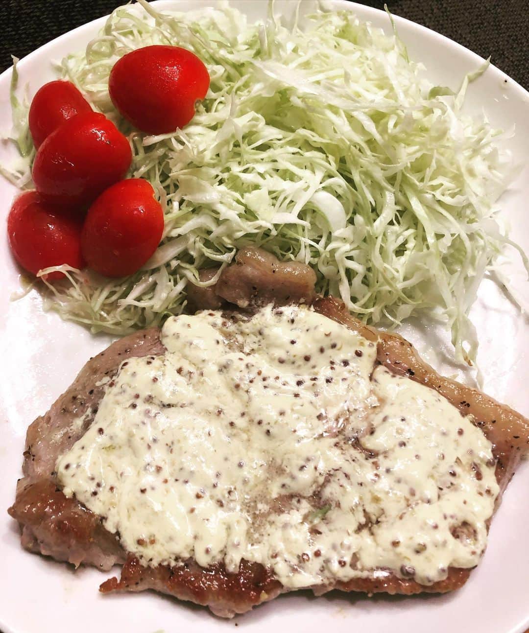大和田獏のインスタグラム：「#ばくめし ポークソテェ、マスタードマヨソース！ (豚肉、塩胡椒、小麦粉、オリーブオイル、マスタード、マヨネーズ。)」