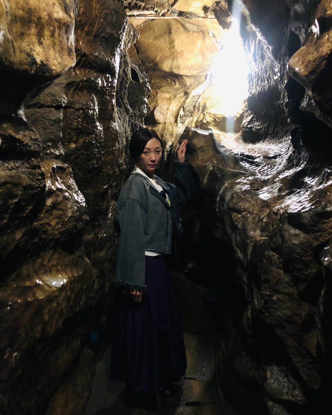 ちすんさんのインスタグラム写真 - (ちすんInstagram)「福島県にあるあぶくま洞  （日本の六大鍾乳洞の一つ）  地下に自然にできた洞窟 なんだかとっても神秘的でした ひんやりしてて真夏に行くと最高かも！  ワクワクしちゃって途中で探検コースに変更したら  狭い、低い、険しい！！！！www  4、5、6枚目　ギリギリ通れるレベル  7枚目　はい、こちらも間違った服装  決してスカートとサンダルでは行かないように❌  #あぶくま洞  #福島県 #鍾乳洞 #日本六大鍾乳洞 #服装間違えがち」6月13日 8時25分 - chisun11