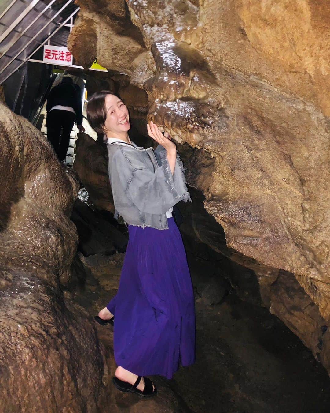 ちすんさんのインスタグラム写真 - (ちすんInstagram)「福島県にあるあぶくま洞  （日本の六大鍾乳洞の一つ）  地下に自然にできた洞窟 なんだかとっても神秘的でした ひんやりしてて真夏に行くと最高かも！  ワクワクしちゃって途中で探検コースに変更したら  狭い、低い、険しい！！！！www  4、5、6枚目　ギリギリ通れるレベル  7枚目　はい、こちらも間違った服装  決してスカートとサンダルでは行かないように❌  #あぶくま洞  #福島県 #鍾乳洞 #日本六大鍾乳洞 #服装間違えがち」6月13日 8時25分 - chisun11