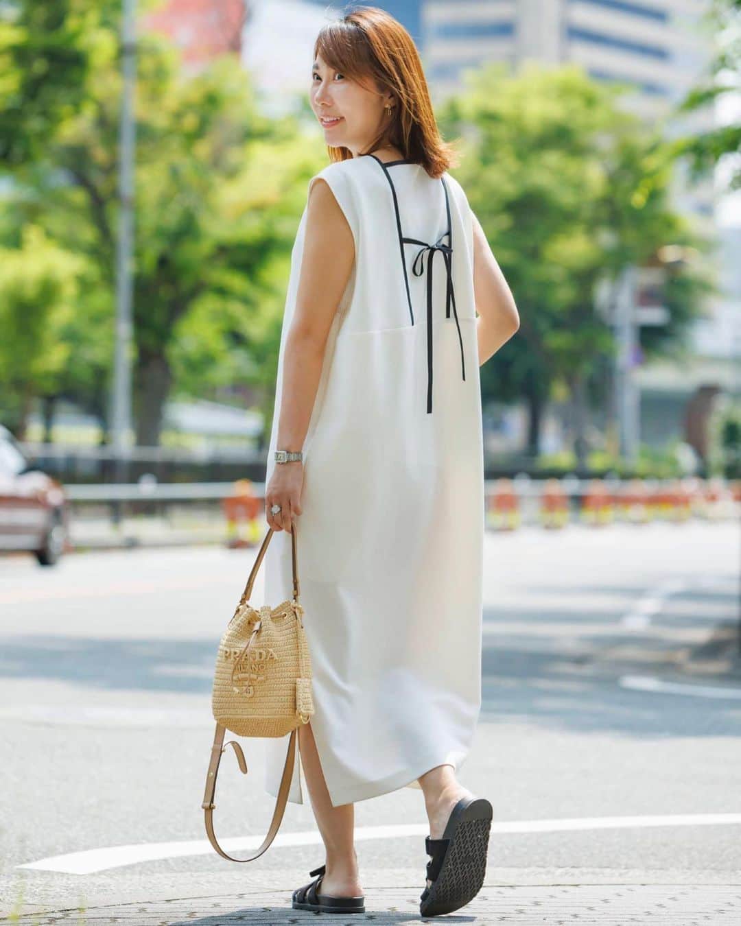 CHIAKIのインスタグラム：「. . .  先日の @story_love40 撮影で着たワンピ♡  白だけどインナー透けてない✌️ 一枚でさらっと気にせず着れて 楽ちんで可愛いから スタメンです♡  #cen_jp」