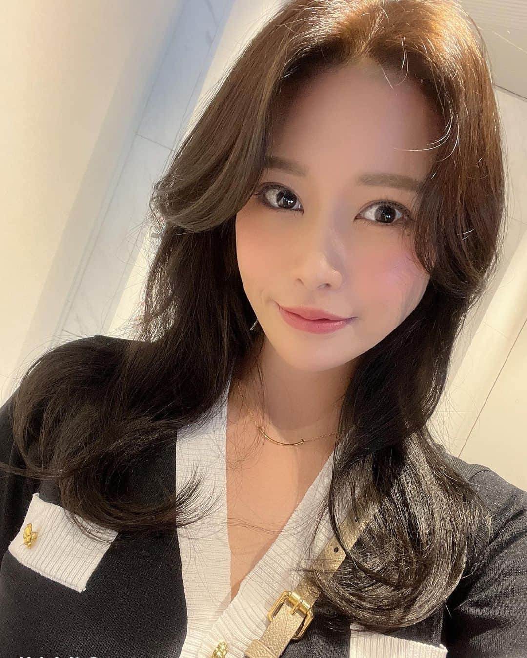 のインスタグラム：「おーはよ🥰🥰🥰  #gm  #selfie #셀카 #셀스타그램 #소통 #촬영 #레이싱모델 #모델 #일본여자 #japanesegirl #followme #レースクイーン #RQ #吉美あや #モデル #ポートレート #写真好きな人と繋がりたい #ファインダー越しの私の世界 #photography #pic #picture」