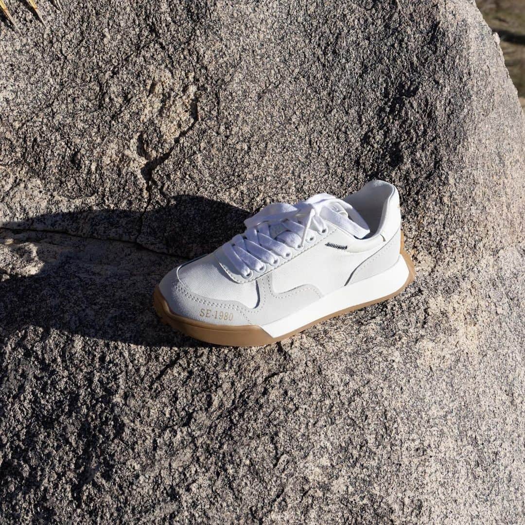 サムエデルマンのインスタグラム：「The ultimate summer walking shoe and cult-favorite sneaker is finally back! Get your pair of the LAYLA while you can.  Tap to shop  #summersneakers #womenssneakers #bestsneakers #chicsneakers」