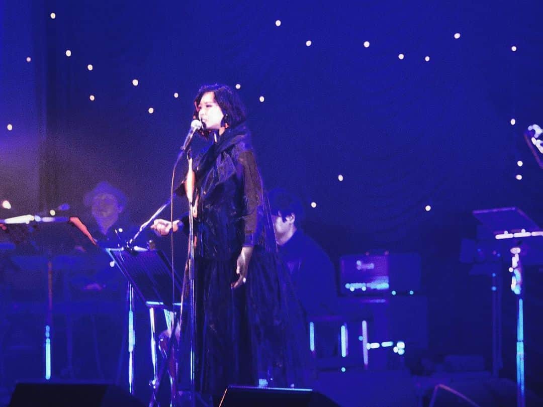二宮愛のインスタグラム：「やっぱり、こぶし握ってるwww 一個前の写真じゃなくて、こっちが #銀の龍の背に乗って を歌ってる時だな…🐉🌧️🩶 あれー？🤨w  ________________ #AiNinomiya  ________________ #10」
