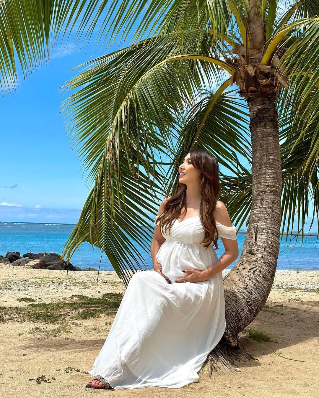 jun fitnessのインスタグラム：「Maternity Photo Photo by 旦那さん @eiroku.yoh   ヤシの木バージョン🌴 リナも訳もわからず水着で参加😆💓w  #baby#Babygirl#kids#2y#2月生まれ#女の子ママ#2歳#姉妹ママ#育児#子育て#ママライフ#妊婦ライフ#マタニティ#maternity#pregnant#安定期#妊娠7ヶ月#第二子妊娠中#2023年8月生まれ#27weekspregnant#Hawaii#ハワイ旅行#子連れハワイ#マタニティフォト#MaternityPhoto」