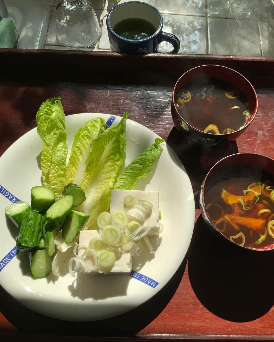 桃井かおりさんのインスタグラム写真 - (桃井かおりInstagram)「朝、お豆腐が美味しい過ぎる。キュウリ🥒もレタス🥬めちゃくちゃ美味しい山の朝。#山ごはん」6月13日 8時50分 - kaori_momoi