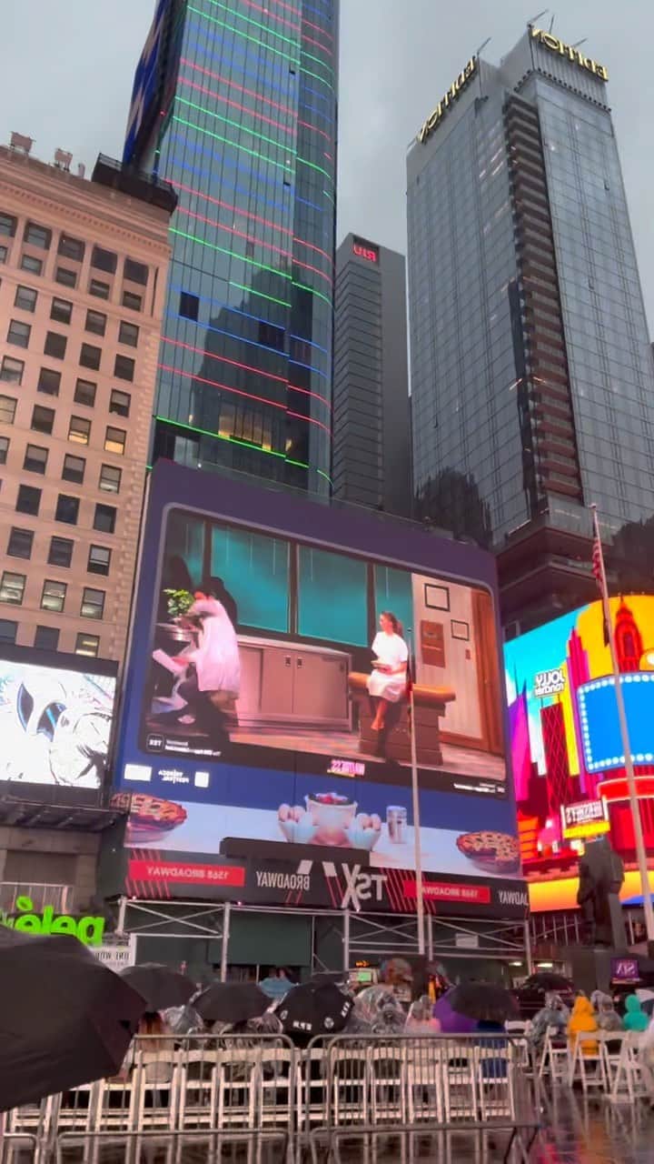 アダム・シャピロのインスタグラム：「WET. WILD. WAITRESS.  @timessquarenyc, @tribeca & @tsxentertainment @misterroiff @sarabareilles @ktqlowes」