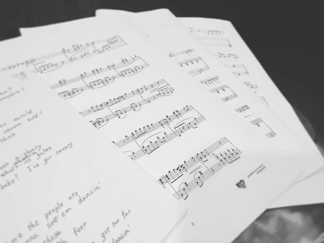 彩星りおんさんのインスタグラム写真 - (彩星りおんInstagram)「いつもまず 歌詞をノートに書くところからスタート。 この歌詞は 漢字 なのか ひらがな なのか…そんなことも考えながら✏️ブツブツと…。 歌と向き合う時間。  込められたメッセージを想いながら歌詞を メロディーに乗せていくのが理想。 メロディーが難解だったり音程の振り幅が広いとなかなか上手くいかないけれど…😓  まだまだ思い通りに歌えないけど、この歌い込んでいくという作業がとても楽しくてとてもしんどくて...好き！  皆さま7月のLIVEのご予約、沢山ありがとうございます🙇‍♀️ 一旦ご予約フォームを閉じております。 一般発売まで少しお待ちくださいませ💓  今日も良い一日になりますように。  #birthdaylive #bluemood #歌 #nomusicnolife」6月13日 8時54分 - rion.ayahoshi