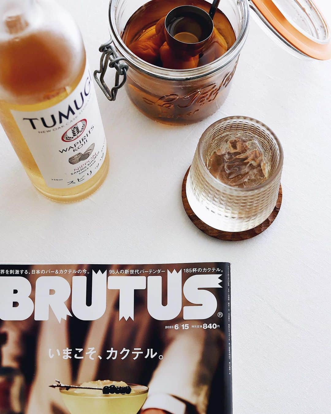 樋口正樹さんのインスタグラム写真 - (樋口正樹Instagram)「BRUTUS - NEW COCKTAILS - . 雑誌ブルータスの最新号は カクテルの特集を組んでて、 ツムギ公式アンバサダーの 鹿山さんが表紙になってて、 誌面でも日本のトップ３の バーテンダーの１人として 載ってました。さすがです🍸 . 朝から酒投稿すみませんが、 ツムギと梅酒を合せて作る おいしいゴッドファーザー。 公式サイトで紹介されてる 鹿山さんオリジナルレシピ。 梅雨の時期にぴったりです👍 . 鹿山さんはこちら @benfiddich_tokyo . ツムギはこちら @wapirits.tumugi . ちなみに、梅酒は自家製で ツムギカスク仕様の三年物。 . . #BRUTUS #ブルータス #カクテル #ゴッドファーザー #鹿山博康 #バーベンフィディック #ツムギ #wapritstumugi #tumugi #wapirits #三和酒類 #スピリッツ #pr #hiroyasukayama #Godfather #cocktails #barbenfiddich」6月13日 8時54分 - higuccini