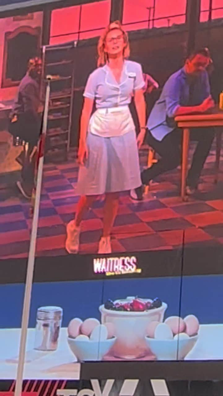 ケイティ・ロウズのインスタグラム：「DAWN!!! @caithoula is SO GOOD. @waitressmusical in @timessquarenyc, @tribeca & @tsxentertainment!」