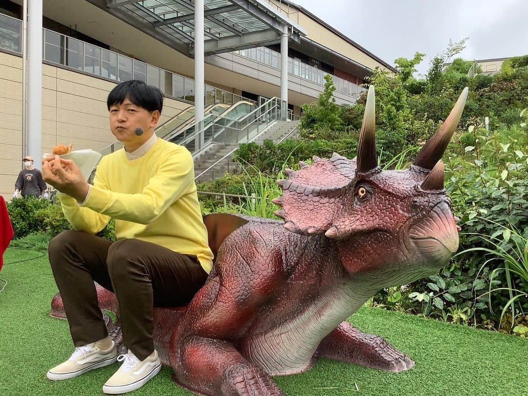 依田司さんのインスタグラム写真 - (依田司Instagram)「6月13日（火） 現在、東京都町田市にある東急田園都市線“駅直結”のオープンモール【グランベリーパーク】が、この時期限定で“グランベリー恐竜パーク”に大変身しています。 屋内外の数カ所に、超リアルな動く恐竜ロボットが出現。トリケラトプスやティラノサウルスなどが雄叫びを上げています。 屋内の施設をはじめ、全て無料で楽しめるので、ショッピング街で買い物や映画を楽しんだ後は、食べ歩きフードを頂きながら、恐竜を満喫するのも良いですね。  #グランベリーパーク  #依田さん #依田司 #お天気検定 #テレビ朝日 #グッドモーニング #気象予報士 #お天気キャスター #森林インストラクター #グリーンセイバーアドバンス #プロジェクトワイルド #IPCC伝導者 #japan #japantrip #japantravel #unknownjapan #japanAdventure #japanlife #lifeinjapan #instagramjapan #instajapan #療癒 #ilovejapan #weather #weathercaster #weatherforecast」6月13日 9時07分 - tsukasa_yoda