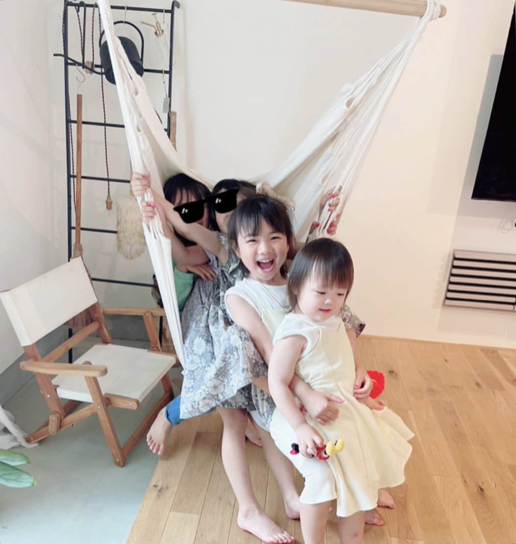 mariomi324のインスタグラム：「昨日🫶幼稚園が振り返え休日だったので、お友達のおうちへ💕 ⭐︎ 素敵なおうちすぎて腰抜かしそうだった😮 子供達もたくさん遊んで楽しそうでした♥️ 本当に仲良しで、幼稚園の写真見ても大体このメンツで写ってる✨ 幸せそうな娘の顔が見れて母も幸せでしたー🙌 ⭐︎ そして、このおうちのママと幼稚園の同級生でクラスまで一緒だったことがちょっと前に発覚して、2人で大興奮しました！😍 お互いの娘がまた同じ幼稚園の同級生で同じ組みで仲良いってすごいよね！！！ 素敵な縁を大切にしたいな🥰 ちなみに我が家は夫婦も娘たちも同じ幼稚園なのです♫ ✳︎ ✳︎ ✳︎ ✳︎ #5歳 #2歳7ヶ月 #女の子ママ #姉妹ママ #姉妹 #キッズコーデ #キッズファッション #姉妹コーデ #リンクコーデ #今日のコーデ #ootd #outfit #子供服 #プティマイン#petitmain #kidsfashion #kidstagram #instakids #kidsphotography #sisters」