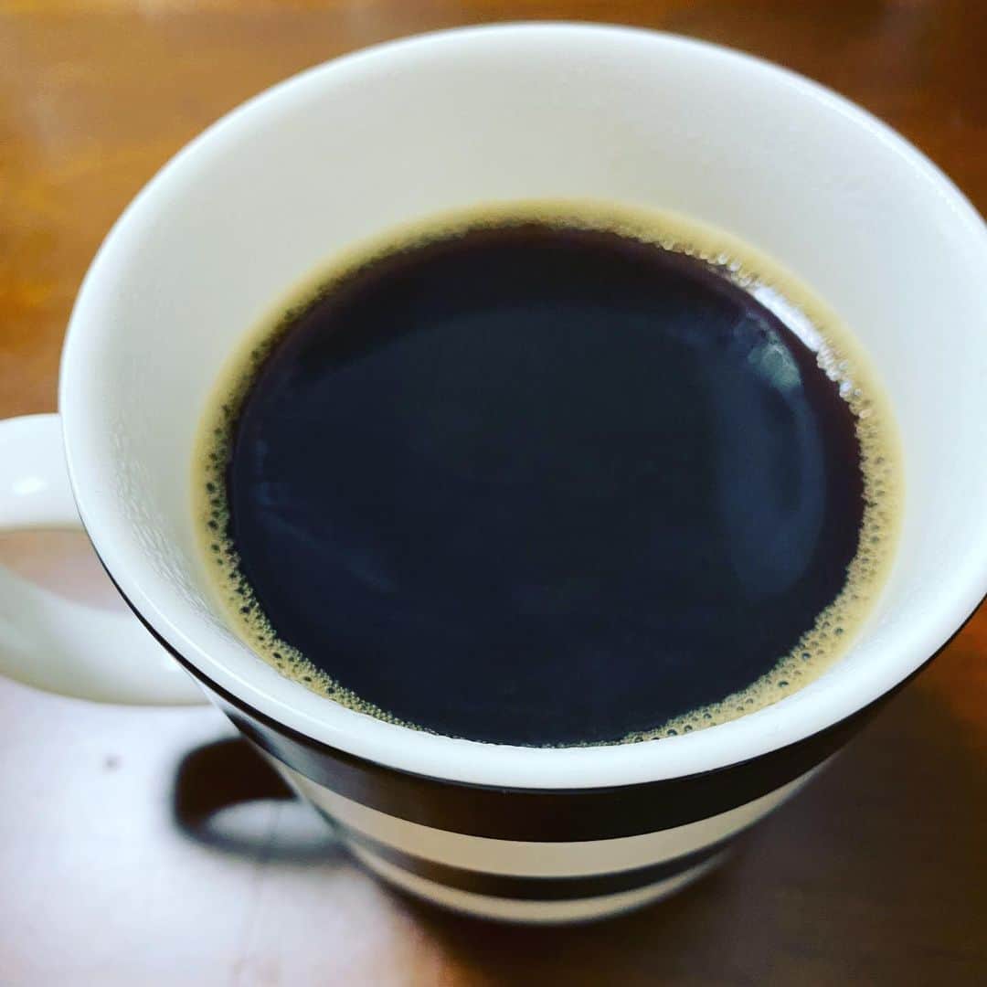 カバのインスタグラム：「コーヒーチャレンジ☕️  おはようございます！ 本日もコーヒーから！ (90日目)  ついに！ コーヒーチャレンジも90日目を迎えました！あっちゅーまでしたね！  今日もまだコーヒーの美味しさを感じれないままですが、目標のコーヒーをお茶感覚で飲めるように！というのは、達成出来たと思います！ 正直1ヶ月目にその気はありましたが、ここまで頑張りました！  一緒にチャレンジしてくれた方、そしてこのチャレンジを応援して下さった沢山の方々、本当にありがとうございました🙏️✨  チャレンジは目標達成ということで、一旦ここで終了です！ これからも変わらず毎朝一杯、コーヒーを嗜んでいこうと思います！  カフェや喫茶店巡りも続けますので、気軽に誘ってくださいね😊  さぁさぁ！ 本日から19日(月)までNGKなんばグランド花月にて吉田裕新座長新喜劇に出演させていただきます！ 裕さんらしさ全開で、今までにない？！舞台セットも必見です！😁 是非笑いに来てください！ 宜しくお願いします！😊  では皆さん、今日も良い一日を！  #吉本新喜劇 #カバ #コーヒーチャレンジ #苦手なコーヒーをお茶の感覚で飲めるようになるまでの道のり #コーヒー #カフェ #カフェ巡り #喫茶店巡り #coffee #coffeechallenge #Cafe #MOUNT HAGEN #ARABICA CAFE #instant #カバッチグー #どーゆーそれー」