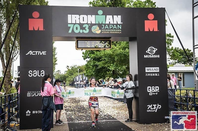 水越結花のインスタグラム：「📷 IRONMAN JAPAN🏅 公式photo🎞 センスやばなーい？✨ モデルも最高やなーい？✨  なんでこんなに笑ってんの？ 最高に苦しいを楽しんでる瞬間❤️🌈  まだまだ余韻に浸りながら 記憶に残ってるは、沿道の声援📣  「がんばれ！」「かっこいいよー！」 「素敵ー！」「かわいいーっ」「GO TRIMING！」  東三河！豊橋、田原町のみなさん 子どもたちもおじいちゃんおばあちゃんも  エイドでも沿道でも会場でも ずっと声を出しておもてなししてくださった ピンクのTシャツのボランティアのみなさん  警備員さんも警察の方も👮🏻‍♀️カメラマンさんも シャトルバスの運転手さんまで みんな、みんな、本当に笑顔だった👏  「ありがとーう！」って100回以上は言った！  渥美半島の絶景も素晴らしかった。 町中ずっとメロンの香りがした🍈 キャベツ畑もいっぱいで、 海も空も風も山も道も全部パワーをくれた。 それ以上にやっぱり、「人」だよなぁと感じた。  みんなで大会を作って、みんなでゴールを目指した、 その一部になれて幸せでした。 ラスト花道の声援、最高でした。  「やったー！できたーっ！」って 子どものように声に出てました。 本当に素晴らしい大会をありがとうございました！✨  1mmの悔いなく怪我なく 可愛く完走できてよかったーーーー🌈」