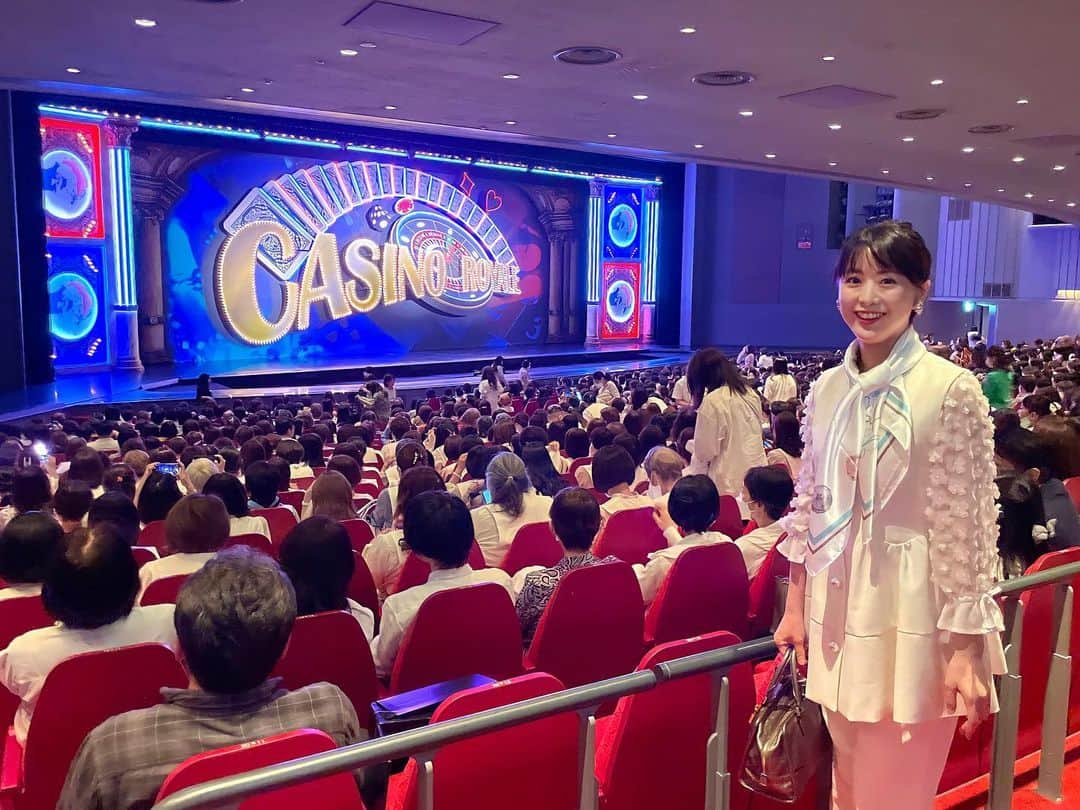 藤本真未さんのインスタグラム写真 - (藤本真未Instagram)「* 2023.6.10 宝塚歌劇宙組公演💜🤍 『カジノ・ロワイヤル ～我が名はボンド～』🎰 * 小中高の同級生たちと、前楽を劇場で見守ることができたこと、本当に一生の思い出になりました🥹 男役姿のあっきーをこの舞台で観られるのが最後だと思うと、なんとも言えない緊張感がありましたが、同級生たちと観ることができて本当に心強かったです☺️❤️ ありがとう🤍🤍 * みんなで＂白服＂について相談したり、スケジュール合わせたり…やり取りしている時間も楽しくて☺️📱💕 前楽・大千秋楽の2日間は、本当にほぼ1日中一緒に過ごして🥹修学旅行みたいな時間でした🤍🤍🤍 そんな経験をさせてくれたあっきーにも感謝🙏✨ * 劇場では、同級生や後輩ちゃんのママたちにもお会いできて🏫✨お話しさせていただいてとても嬉しかったです😊ありがとうございました🤲 * たくさん写真も撮りました❤️ 「だんご三兄弟」みたいなショットがお気に入り🍡笑 ※ちなみに翌日は「阿佐ヶ谷三姉妹」でした😂 * #宝塚歌劇団 #宝塚歌劇 #宝塚 #takarazuka #宙組 #宙組公演 #東京宝塚劇場 #日比谷 #観劇 #カジノロワイヤル #我が名はボンド #真風涼帆 #潤花 #退団公演 #寿つかさ #秋音光 #紫藤りゅう #澄風なぎ #湖風珀 #芹香斗亜 #桜木みなと #瑠風輝 #鷹翔千空」6月13日 9時29分 - manamifujimoto108