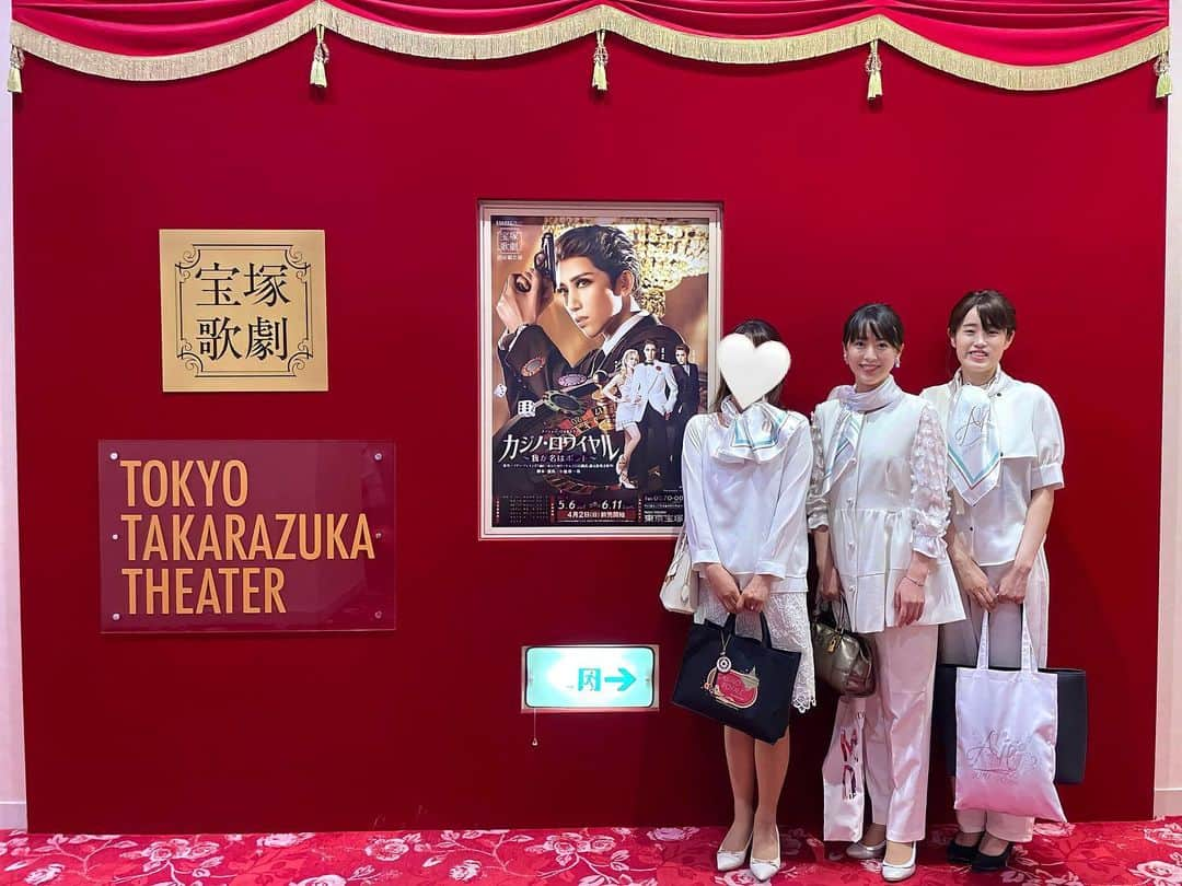 藤本真未さんのインスタグラム写真 - (藤本真未Instagram)「* 2023.6.10 宝塚歌劇宙組公演💜🤍 『カジノ・ロワイヤル ～我が名はボンド～』🎰 * 小中高の同級生たちと、前楽を劇場で見守ることができたこと、本当に一生の思い出になりました🥹 男役姿のあっきーをこの舞台で観られるのが最後だと思うと、なんとも言えない緊張感がありましたが、同級生たちと観ることができて本当に心強かったです☺️❤️ ありがとう🤍🤍 * みんなで＂白服＂について相談したり、スケジュール合わせたり…やり取りしている時間も楽しくて☺️📱💕 前楽・大千秋楽の2日間は、本当にほぼ1日中一緒に過ごして🥹修学旅行みたいな時間でした🤍🤍🤍 そんな経験をさせてくれたあっきーにも感謝🙏✨ * 劇場では、同級生や後輩ちゃんのママたちにもお会いできて🏫✨お話しさせていただいてとても嬉しかったです😊ありがとうございました🤲 * たくさん写真も撮りました❤️ 「だんご三兄弟」みたいなショットがお気に入り🍡笑 ※ちなみに翌日は「阿佐ヶ谷三姉妹」でした😂 * #宝塚歌劇団 #宝塚歌劇 #宝塚 #takarazuka #宙組 #宙組公演 #東京宝塚劇場 #日比谷 #観劇 #カジノロワイヤル #我が名はボンド #真風涼帆 #潤花 #退団公演 #寿つかさ #秋音光 #紫藤りゅう #澄風なぎ #湖風珀 #芹香斗亜 #桜木みなと #瑠風輝 #鷹翔千空」6月13日 9時29分 - manamifujimoto108