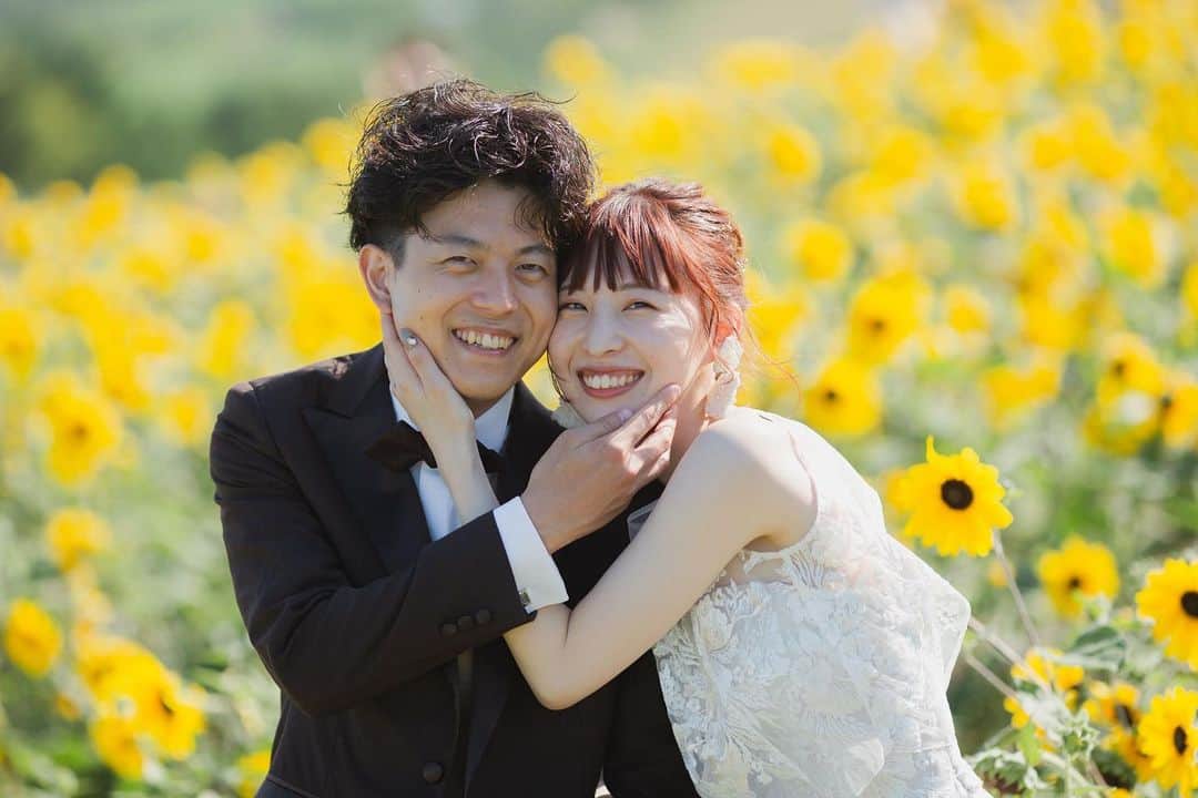 STUDIO SOLAのインスタグラム：「⁡ 【北海道の大自然で最高のフォトウェディング🌸】  何種類もある花畑でのロケーションは圧巻です✨ フラワーランドで思い出に残る撮影しませんか！？ 8月9月撮影絶賛受付中😀  毎年大好評の 北海道スタジオSOLAが 2023年は6月〜10月で期間限定OPEN☀️  ⁡ 詳しくは最寄りの店舗までお電話またはメールにて お気軽にお問い合わせ下さい✨ ⁡ お問い合わせはお早めに♫ ⁡ ⁡ デコルテ公式アカウント ▷▷ @decollte_weddingphoto ⁡ スタジオアクアSOLA ▷▷ @studiosola_hokkaido  ⁡ ⁡ #d_weddingphoto #デコルテフォト #スタジオソラ #美瑛前撮り　 #スタジオSOLA #北海道ウェディング　 #撮る結婚式 #ウェディング #ウェディングフォト #フォトウェディング #道産子花嫁　 #札幌花嫁 #プレ花嫁 #卒花嫁　 #関東花嫁 #リゾートウェディングフォト #花嫁準備 #前撮り #後撮り #結婚式 #結婚式準備  #ヘアメイク #洋装前撮り #和装前撮り #ドレス試着 #北海道前撮り  #ウェディングフェア #プレ花嫁さんと繋がりたい #全国のプレ花嫁さんと繋がりたい #日本中のプレ花嫁さんと繋がりたい」