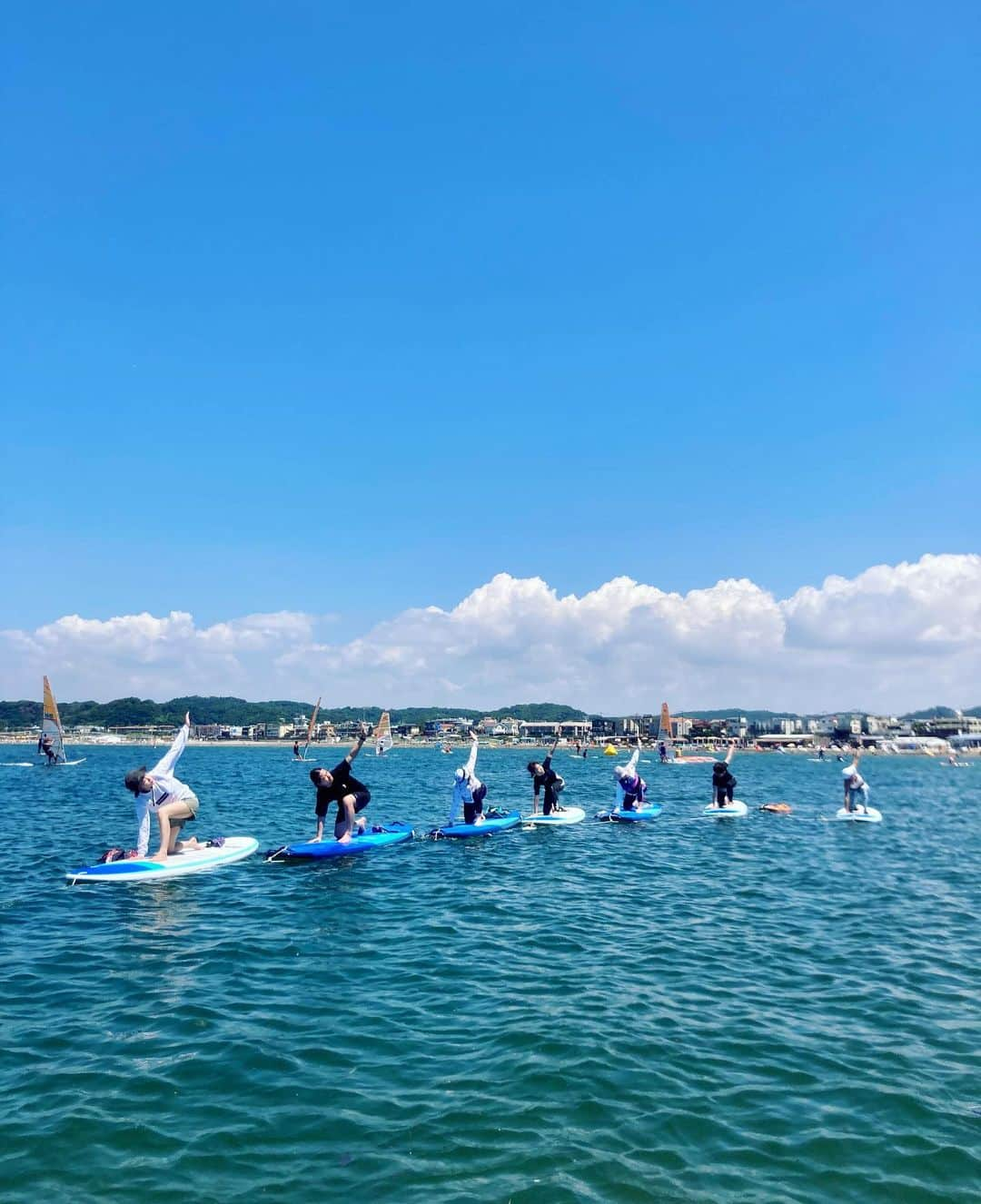 来夏さんのインスタグラム写真 - (来夏Instagram)「#🏝️ 今シーズンも @sevenseas_kamakura で サップヨガ&サップクルーズが始まります🏄 @mailovemiwa.1047 さんと クラス担当させていただきます😉  今週末は晴れ予報🌞⛵️ 陸とは違う五感をたっぷり味わって、 安全に楽しく、自然と遊びましょう😆🌊  【ご案内】  6/17・7/29・8/5・9/2・10/21  9:30集合受付 10:00-11:45サップヨガ&クルージング 12:00 終了  ※各日先着8名様、2名様から催行  * 参加費  セブンシーズ会員5500円 会員外7700円 （ヨガ講習・施設使用料金・ボードレンタル・保険込） * ウエットスーツレンタル 会員1650円 会員外2200円 * ご予約は前日16:00までにお願いします。 * 荒天の場合は中止となります。 （前日に決定いたします） * 海の状況によりクルージングができない場合もあります  * 予約・問い合わせ セブンシーズ <TEL 0467-22-5050 <HP> www.7seas.jp <MAIL>wsf@7seas.jp 鐵倉市材木座6-16-35  #sevenseas  #セブンシーズ #鎌倉 #材木座 #sup #supyoga #サップ #サップヨガ」6月13日 9時47分 - rairairaika