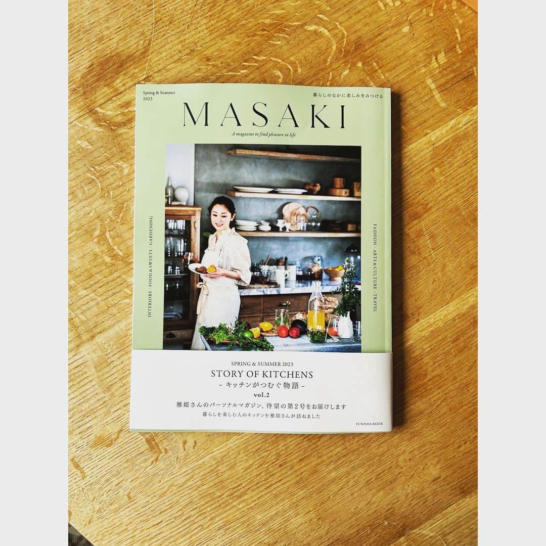 ワタナベマキさんのインスタグラム写真 - (ワタナベマキInstagram)「雅姫さんの「MASAKI vol.2」にて雅姫さんと梅仕事ご一緒させていただきました。 撮影は一年前！ 梅、真っ盛りの今、ぜひご参考ください。 そして、明日雅姫さんと梅仕事のインスタライブをします。 12時〜 詳しくは @masaki__personal_magazine_  @tennenseikatsu  @mogurapicassowols  にて。 本日にライブ感ある楽しげなインスタライブになりそうです！ お楽しみに❤︎ 雅姫さんのキッチン特集、最高ですね✨✨」6月13日 9時53分 - maki_watanabe