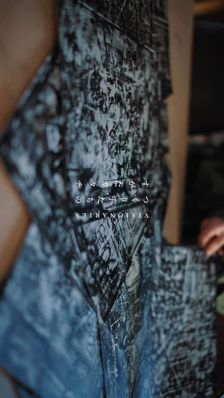 林響太朗のインスタグラム：「「VISIONARIES- つくり手たちのすがたカタチ」 Yokoyama Ryuhei 跳躍展にて展示していたインタビュー映像から 言葉は無く、つくり手みなさんの背中と その様子を見て作り出した音楽に乗せた映像です。 1人目はYokoyama Ryuheiさん @yokoyamaryuhei  写真というものの捉え方を教わった大切な時間でした。 撮ってもらったポートレートは大事な宝物です。」