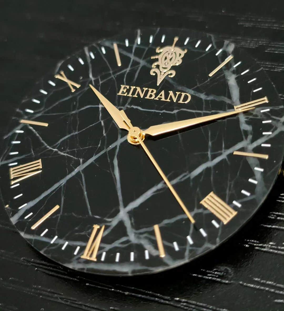 EINBAND -アインバンド-さんのインスタグラム写真 - (EINBAND -アインバンド-Instagram)「大理石『ブラックマルキーナ』を使った高級感溢れる木製腕時計⌚ 黒い天然木『サンダルウッド』との組み合わせがGOOD😆👍  #EINBAND #木製腕時計」6月13日 10時01分 - einband_woodwatch