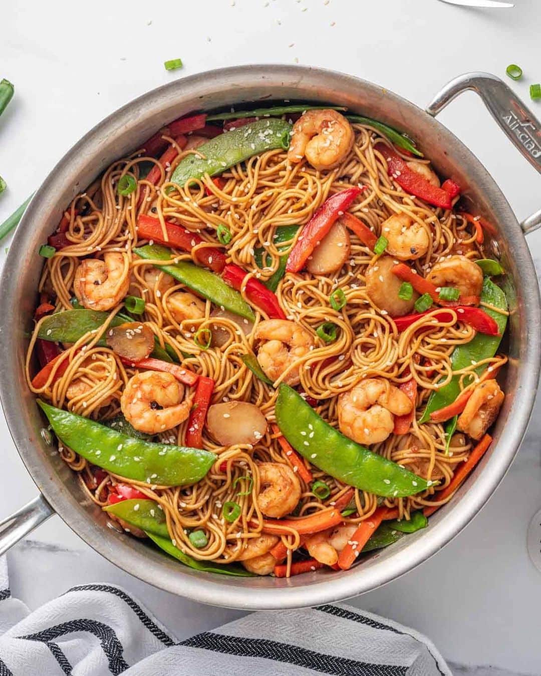 Easy Recipesのインスタグラム：「Shrimp Lo Mein is a well-loved take-out staple. Making these tasty shrimp noodles at home is so easy and affordable. It can be customized with the vegetables and protein you have on hand and ingredients in your pantry. It’s the perfect recipe to have on hand when you are in a hurry or don’t know what to cook.  Full recipe link in my bio @cookinwithmima  https://www.cookinwithmima.com/shrimp-lo-mein/」