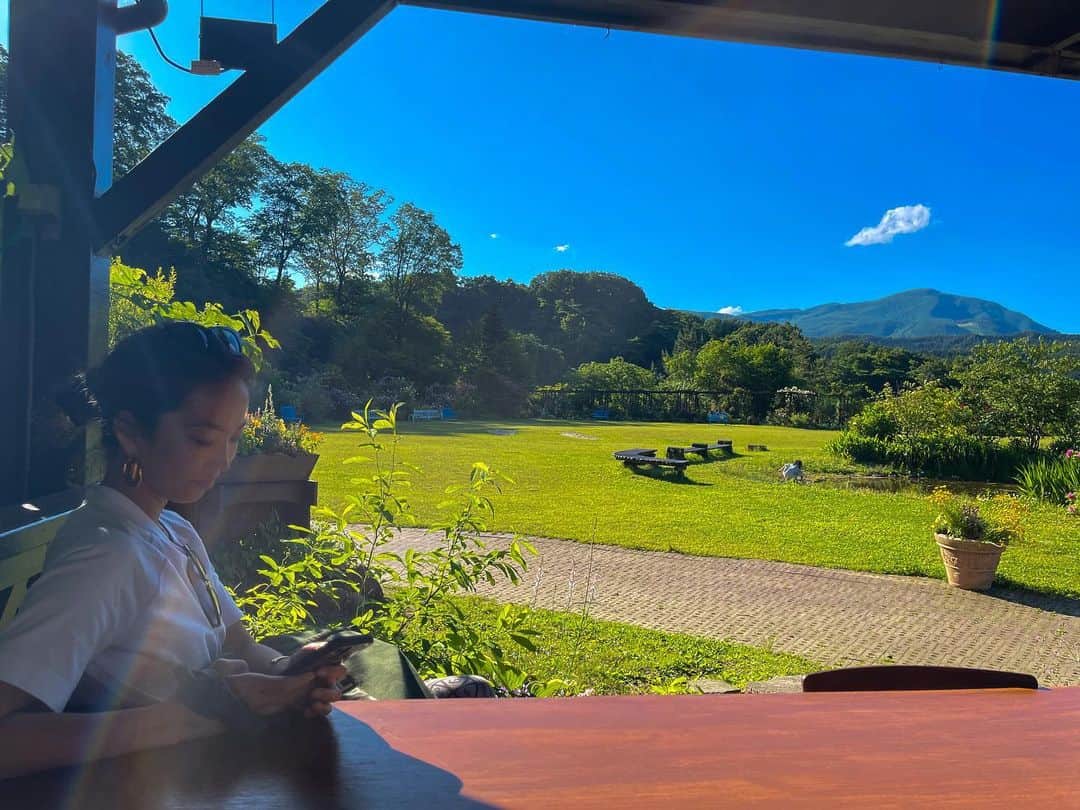 菅井悦子さんのインスタグラム写真 - (菅井悦子Instagram)「大都会に住んで長いからこそ、 こういう場所に行くのが大事になってくる。 あぁ、夫の🍄シーズンが始まる……🫣  自然の中に身を置くことがいやしになってるんだって🤗  ※息子は奥の小さなお池でおたまじゃくしをずーっと眺めていました🥺  #自然#nature #botanical   仙台市内から1時間ほどで行ける、この泉ボタニカルガーデン、オススメです。」6月13日 10時09分 - etsuko313
