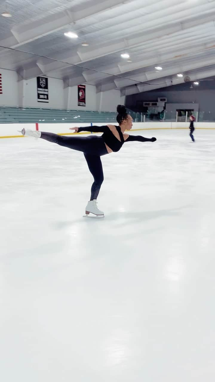 モニーク・コールマンのインスタグラム：「Dare to dream a new dream ⛸️♥️✨」