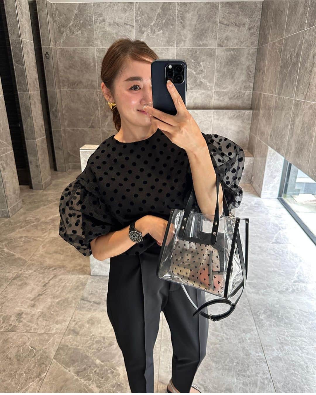 Keikooooooのインスタグラム：「コーデ🖤 newopenした @amomma_official さんの ドットの透け感が可愛いブラウスを着て友人とランチに😚🍽️  blouse @amomma_official #amomma  pants @liten.official #liten bag @dolce._official  shoes @dior #dior pierce @anche_official #anche   #ママコーデ#シンプルコーデ #シンプル#大人かわいい #夏コーデ #ディオール#リテン#ワントーンコーデ  #amomma_style」