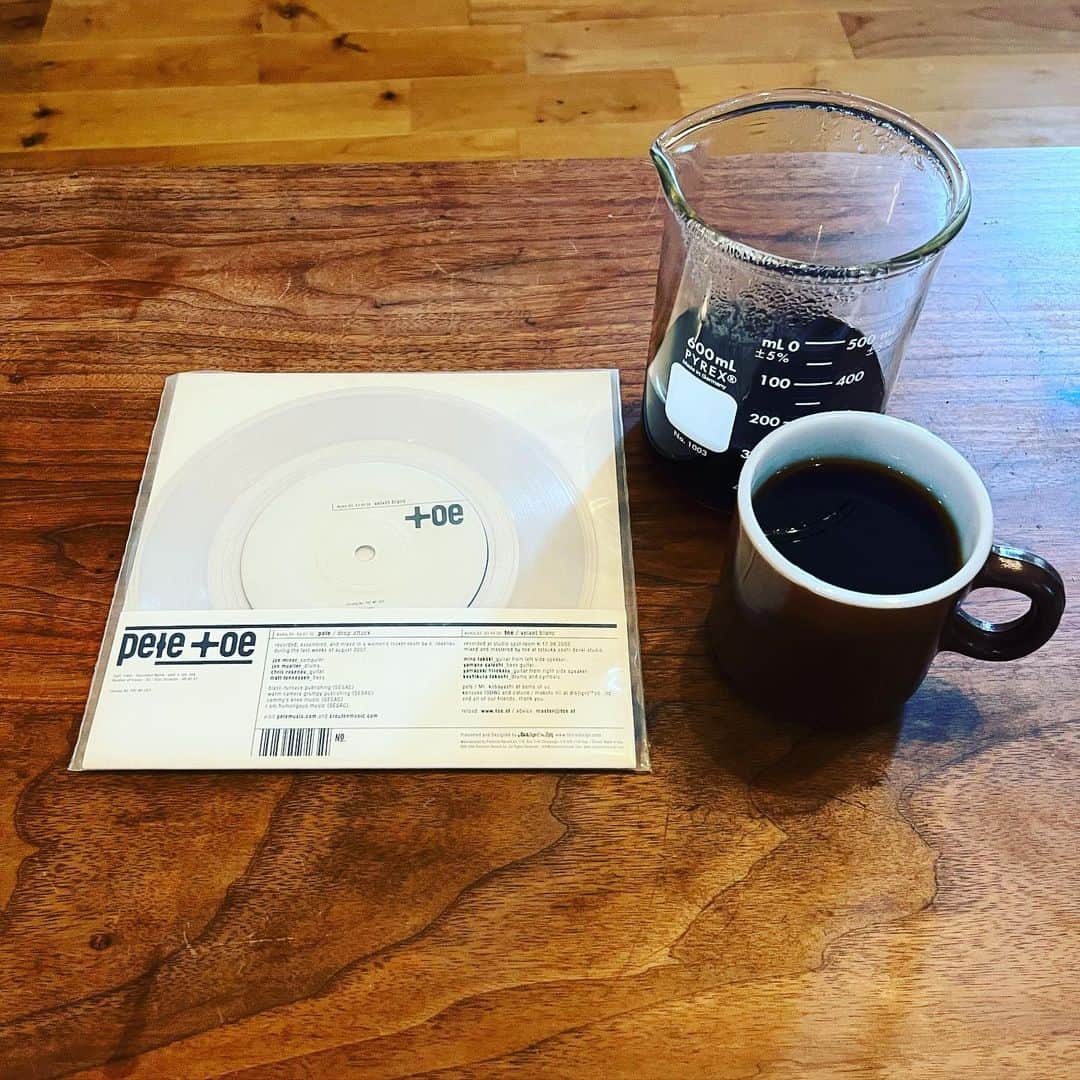 のインスタグラム：「ミックス前にちょいと。 #最近レコード棚を屋根裏部屋からリビングに移動したのでウザいけどこのブームは暫く続くと思います笑 #コーヒーとレコード」