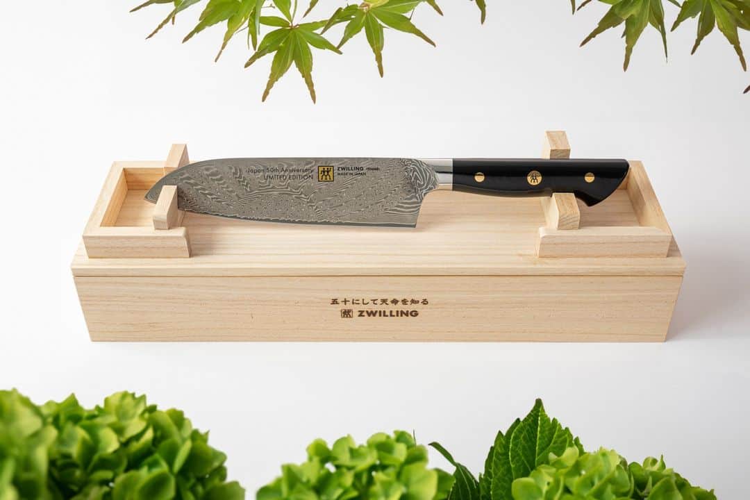 ZWILLING Japan ツヴィリングのインスタグラム：「【新発売/日本限定 250本】  ドイツからやってきた双子マークのツヴィリングは、今年で日本上陸５０周年。これまでの５０年で培ってきた技術の粋と、これからの５０年にお届けしたい料理体験への願いを込めて、ツヴィリング日本上陸50周年記念ナイフ「 ZWILLING TENMEI(ツヴィリング テンメイ)」を250本限定で発売します。   #zwilling #ツヴィリング #切る喜びをつないで50年」