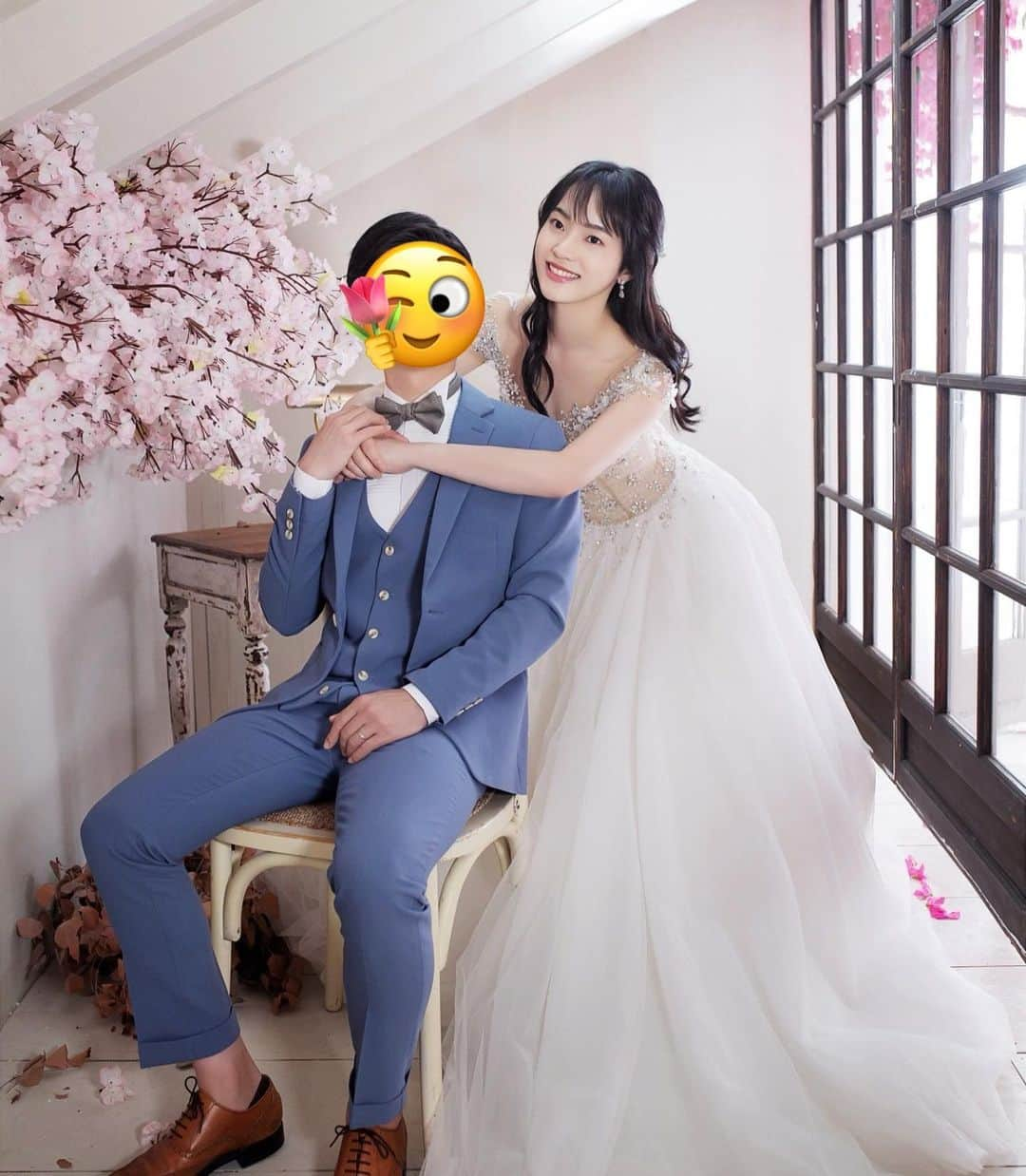 市川あまみさんのインスタグラム写真 - (市川あまみInstagram)「自己満ウェディングフォト第二弾👰‍♀️✨🌸笑 . とりあえず韓国ドラマの表紙になりきった写真達😂😂😂 こまち🐶とも撮れて幸せだった🥺 . #wedding#weddingdress#韓国ウェディングフォト#結婚#ドレス#Chihuahua」6月13日 10時32分 - amamiyogacoach