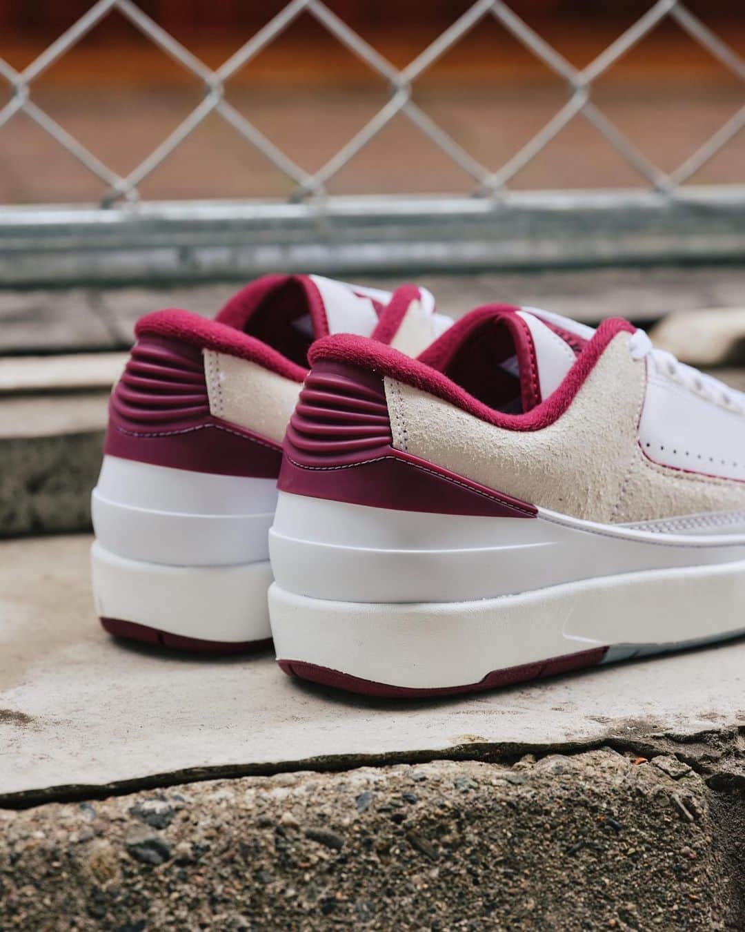 アトモスさんのインスタグラム写真 - (アトモスInstagram)「. AIR JORDAN 2 RETRO LOW "Cherrywood"  イタリアの職人技と世界を席巻したアイコンの融合。エア ジョーダン 2はシューズの新たな時代を切り開き、バスケットボールからランウェイへと進出を遂げた。今回登場する "Cherrywood" では、エア ジョーダン 16で初めて導入された伝統のカラーをアクセントに使い、魅力的な色合いを新世代につなげる。上質な素材とミニマルなロゴの組み合わせが、どんなコーデもレベルアップさせること間違いなし。 本商品は現在atmos-tokyo.comにて抽選受付中。6月16日(金)よりatmos 各店（一部店舗除く）、atmos オンラインにて発売致します。  A fusion of Italian craftsmanship and icons that have taken the world by storm. The Air Jordan 2 ushered in a new era in footwear, moving from basketball to the runway. The "Cherrywood" that appears this time uses the traditional color that was first introduced in the Air Jordan 16 as an accent, connecting the attractive color to the new generation. The combination of high-quality materials and a minimalist logo is sure to elevate any outfit. This product is currently accepting lotteries at atmos-tokyo.com. It will be on sale at atmos stores (excluding some stores) and atmos online from June 16th (Friday).  #atmos#nike#airjordan2」6月13日 10時34分 - atmos_japan