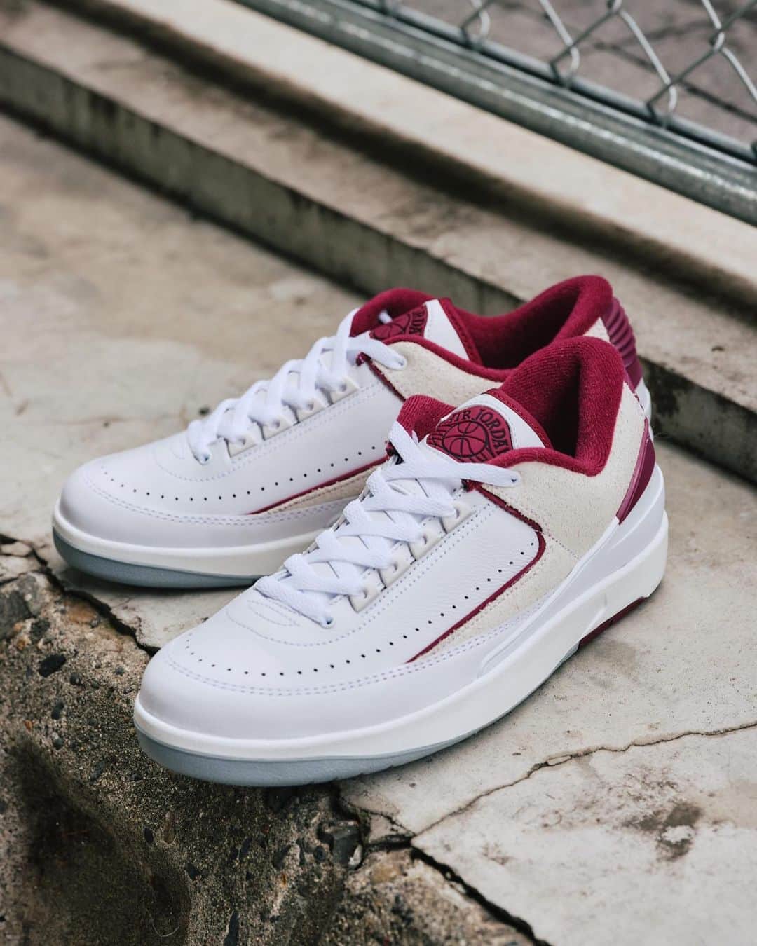アトモスさんのインスタグラム写真 - (アトモスInstagram)「. AIR JORDAN 2 RETRO LOW "Cherrywood"  イタリアの職人技と世界を席巻したアイコンの融合。エア ジョーダン 2はシューズの新たな時代を切り開き、バスケットボールからランウェイへと進出を遂げた。今回登場する "Cherrywood" では、エア ジョーダン 16で初めて導入された伝統のカラーをアクセントに使い、魅力的な色合いを新世代につなげる。上質な素材とミニマルなロゴの組み合わせが、どんなコーデもレベルアップさせること間違いなし。 本商品は現在atmos-tokyo.comにて抽選受付中。6月16日(金)よりatmos 各店（一部店舗除く）、atmos オンラインにて発売致します。  A fusion of Italian craftsmanship and icons that have taken the world by storm. The Air Jordan 2 ushered in a new era in footwear, moving from basketball to the runway. The "Cherrywood" that appears this time uses the traditional color that was first introduced in the Air Jordan 16 as an accent, connecting the attractive color to the new generation. The combination of high-quality materials and a minimalist logo is sure to elevate any outfit. This product is currently accepting lotteries at atmos-tokyo.com. It will be on sale at atmos stores (excluding some stores) and atmos online from June 16th (Friday).  #atmos#nike#airjordan2」6月13日 10時34分 - atmos_japan