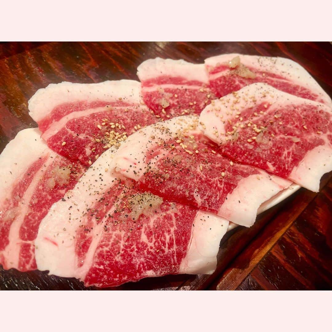 神園さやかのインスタグラム：「🍖 広島入りした当日。 地元の大好きな焼肉屋さんに ひっさびさに行けました！！  フラワーのためにも元気注入💪🏻  ここは広島ならではの「コウネ」もめちゃくちゃ美味しい！！  我が家の焼肉ルール、 「にんにくは一人一皿」の元🤣 サンチュにお肉とにんにくをどどんと乗せてほおばるのがスタイルです！  うんまいっ！  また食べにいきたいな。 お腹すいた🤣」