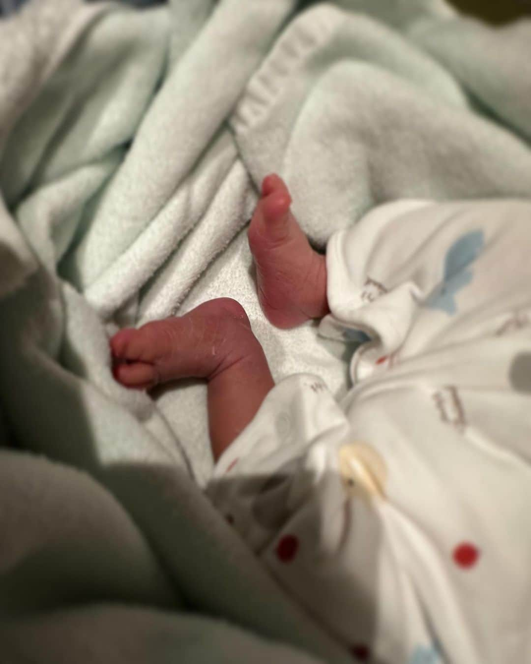 JILLさんのインスタグラム写真 - (JILLInstagram)「NEW BORN BABY💕 やっと会えたね。 私はgrandmaJILLだよぉ。 grandpa貢もいるよぉ。 会える日を楽しみにしてるよ〜👍  #娘が母になりました #私はgrandmaになりました #新生児💕  —————————————- 6月17日_高知_十刻にて三味線JILL屋 —————————————- PERSONZ「I AM THE BEST TOUR」 6月18日_高知県立県民文化ホール グリーンホール 6月24日_札幌CUBE GARDEN 7月02日_ヒューリックホール東京 7月22日-仙台rensaホール 7月23日_函館金森ホール 8月04日_名古屋ダイアモンドホール 8月05日_大阪クラブクワトロ 8月11日_新潟LOTS 8月12日_高崎芸術劇場スタジオシアター 8月26日_福岡電気みらいホール —————————————-  #jillpersonz  #personz  #youtubepersonzチャンネル #note  #jillpersonz  #エアプレ #JILLプレ #ラジオ高崎 #三味線jill屋」6月13日 10時44分 - jillpersonz