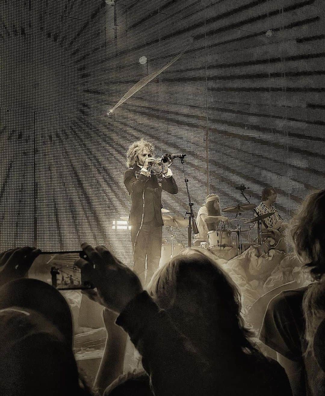 ウェイン・コインのインスタグラム：「Oh man!!! Amazing Surreal shot by @bobbytshirley ❤️❤️❤️❤️❤️❤️looks like a Rembrandt painting!!! From the other night at @kingsbklyn 🙏❤️❤️❤️❤️🙏❤️❤️❤️🙏❤️❤️❤️⭐️⭐️⭐️⭐️⭐️」