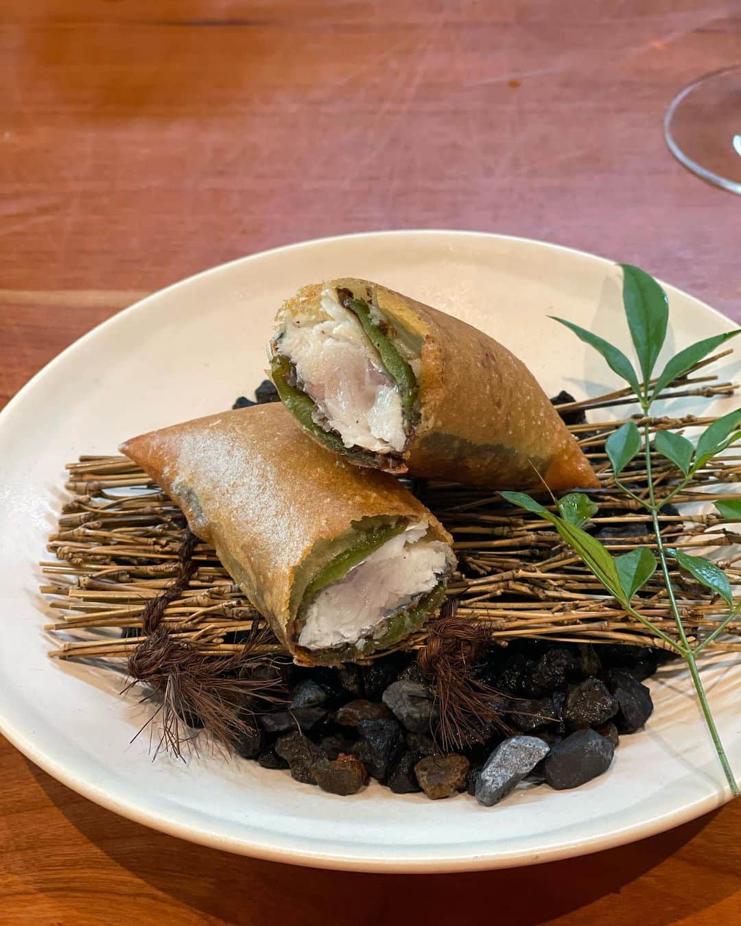 深澤里奈さんのインスタグラム写真 - (深澤里奈Instagram)「◯◯◯  鮎が美味しい季節がやってきましたね。 ウレシイ。 鮎は好物のひとつです。  久しぶりに訪れたNAZにて、記憶に残る鮎の一皿をいただきました。 発酵と熟成を得意とする鈴木シェフの食材はどれをとっても素晴らしく、美味しいのはもちろんなのですが、食後も全くもたれず爽快なのがとても気持ちが良いです。  張り詰めていた神経がほぐれるようなお食事でした。  #naz #karuizawa #鮎」6月13日 10時41分 - rinatj