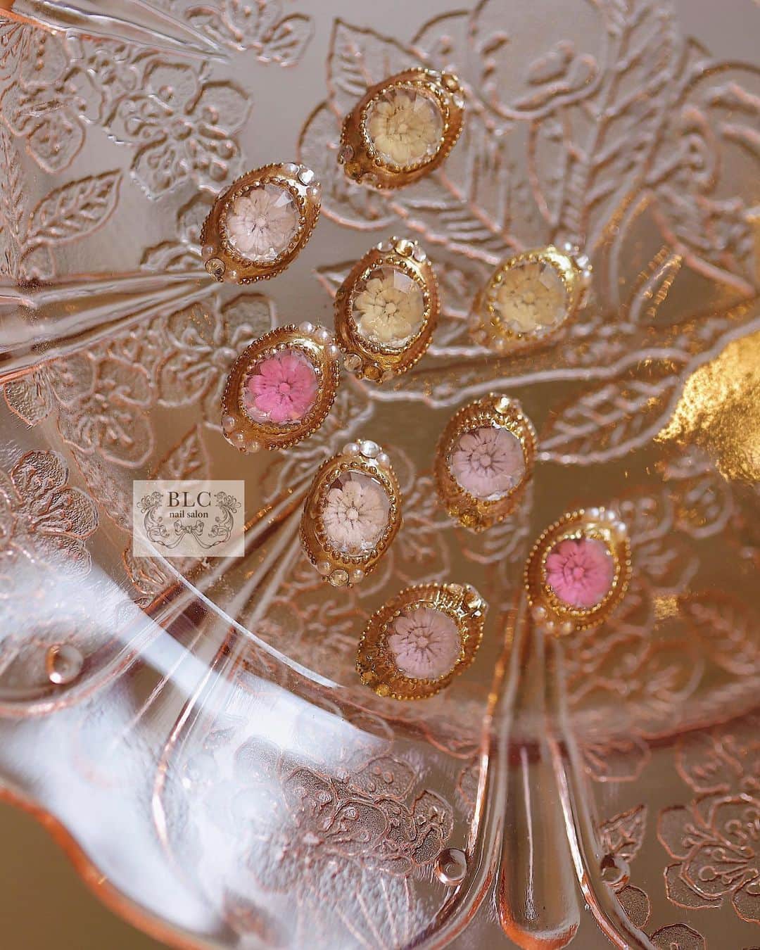 のインスタグラム：「swarovski フラワービジュー♡  作り置きパーツ作りました すでにほとんど お客様の元に行ったので なくなってますが💦 ここにないカラーでも オーダーいただけますので 事前にご連絡くださいませ(^^) 作っておきます♪  ーーーーーーーーーーーーーーーーーーー  ◾︎◾︎BLC nail salon◾︎◾︎ 新潟県新潟市中央区東中通1番町86-84nsテラス1F 025-211-4187 #新潟ネイルサロン   #BLCnail#blcnailsalon#nail #田辺さおり#新潟市ネイルサロン#新潟ネイル#ジェルネイル #フレンチガーリー#フレンチガーリーネイル#ガーリーネイル#akzentz #アクセンツ#luxiogel #新潟ブライダル#新潟結婚式#新潟ブライダルネイル#綺麗めネイル  ーーーーーーーーーーーーーーーーーーーーー」