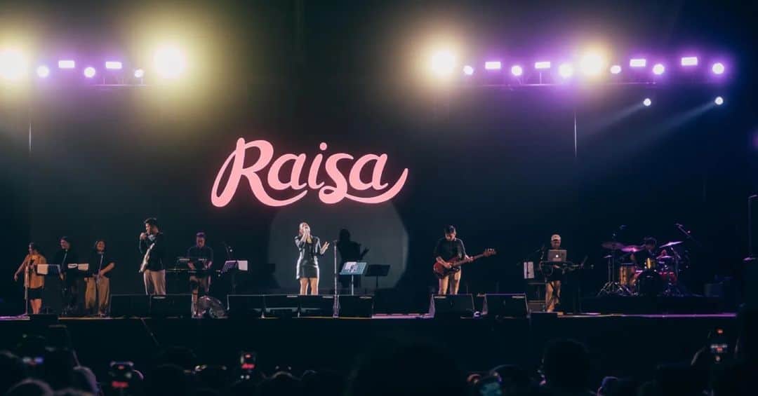Raisa Andrianaのインスタグラム：「A little throwback from last week at Surabaya!! Panas panas panass energi kalian selalu luar biasa 🫶🏻  Makeup / @ferryfahrizal/ Hair / @ibaayy___ Styled / @ivanteguhsantoso Photo / @davianakbar」