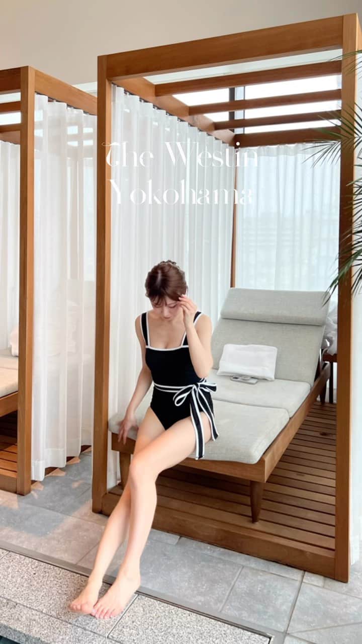 のインスタグラム：「先日の Hotel stay 🍃  お友達の誕生日で @westinyokohama へ🐋🤍  旅行もいいけど、近場でのホテルステイも やっぱり大好き！！とっても息抜きになりました✨  そしてホテルプール大好きなので 久しぶりのプールでテンション上がった🥺♡ (見ての通り全く泳げません🏊🏻笑)  今年も一緒にお祝いできて嬉しい♡ これからもよろしくね🫶🏻」