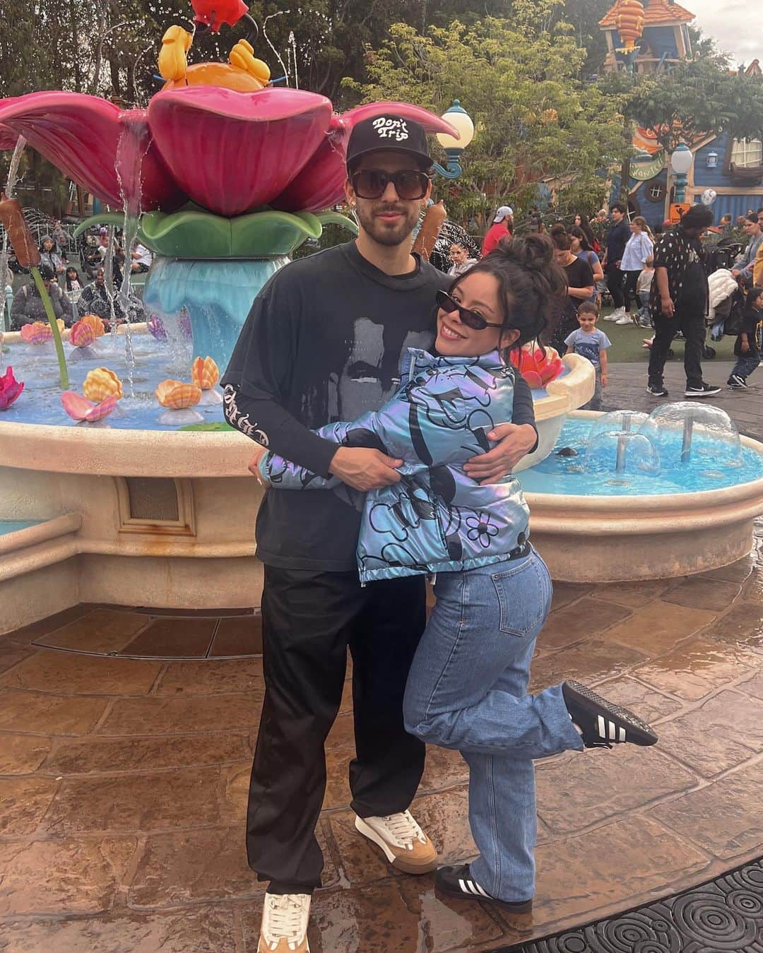 シエラ・ラミレスのインスタグラム：「went to @disneyland with my prince charming 🤴🏻💗🎢🎟️🎠🐭🏰thank you @freeform」