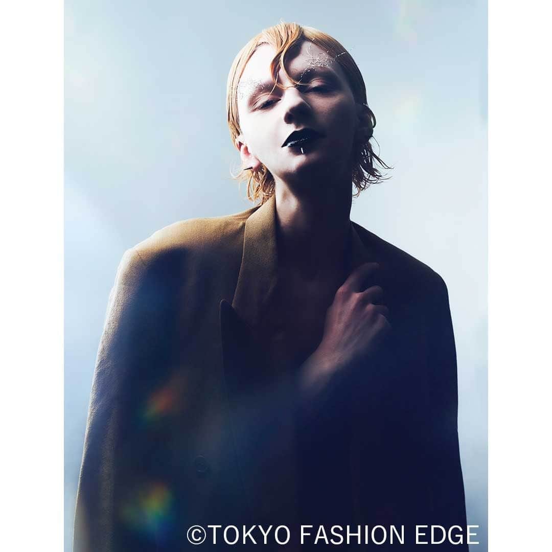東京ファッションエッジ／プロフェッショナル東京さんのインスタグラム写真 - (東京ファッションエッジ／プロフェッショナル東京Instagram)「#ファッションエッジ 57号　好評発売中！  作品の一部をご紹介。  清野晃 Lucile @seinoakira1218   公式オンラインストアでは、クレジットカード、アマゾンpay、コンビニ決済、キャリア決済など、お支払いも便利でスムーズ😄 お買い求めは弊社（https://beauty-gr.co.jp）まで🔍  ---------------------------------------------------- #東京ファッションエッジ　#tokyofashionedge #profeshionaltokyo #クリエイティブヘア#creative #クリエイティブヘアスタイリスト #creativehairstylist #hair #ヘアスタイル#hairstyle #ヘアカラー #haircolor #メイク #make #makeup #ファッション#fashion #美容師 #ヘアスタイリスト#hairstylist#hairstylistjapan #美容学生#modermsalon#colorsync#hairtransformation#hairinspo#hairofinstagram #美容学生と繋がりたい#fashionista」6月13日 10時53分 - tokyo_fashionedge_pro