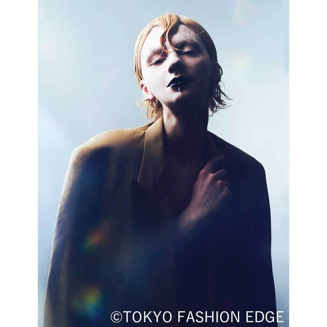 東京ファッションエッジ／プロフェッショナル東京のインスタグラム：「#ファッションエッジ 57号　好評発売中！  作品の一部をご紹介。  清野晃 Lucile @seinoakira1218   公式オンラインストアでは、クレジットカード、アマゾンpay、コンビニ決済、キャリア決済など、お支払いも便利でスムーズ😄 お買い求めは弊社（https://beauty-gr.co.jp）まで🔍  ---------------------------------------------------- #東京ファッションエッジ　#tokyofashionedge #profeshionaltokyo #クリエイティブヘア#creative #クリエイティブヘアスタイリスト #creativehairstylist #hair #ヘアスタイル#hairstyle #ヘアカラー #haircolor #メイク #make #makeup #ファッション#fashion #美容師 #ヘアスタイリスト#hairstylist#hairstylistjapan #美容学生#modermsalon#colorsync#hairtransformation#hairinspo#hairofinstagram #美容学生と繋がりたい#fashionista」