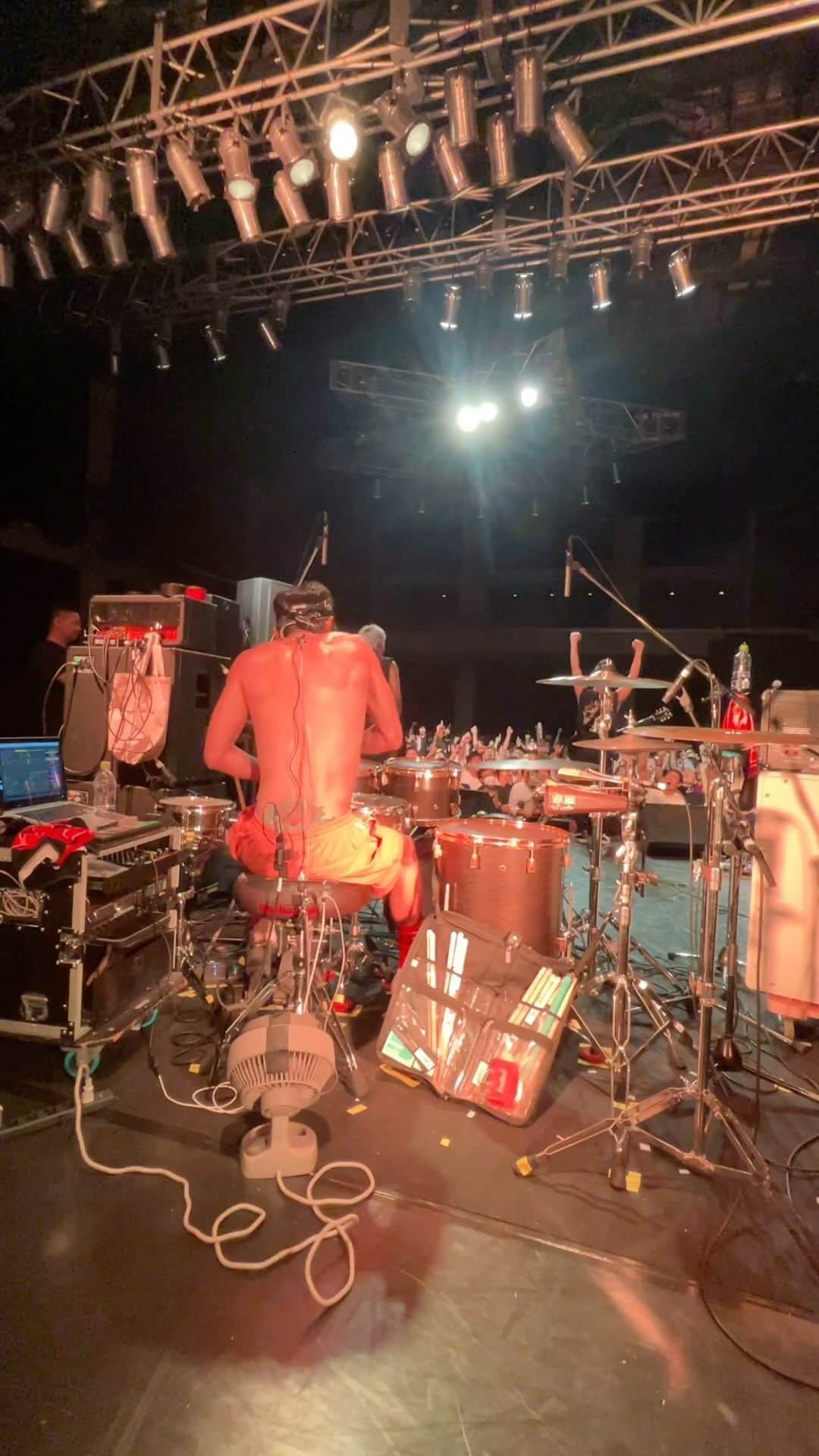 Bunta のインスタグラム：「"Good Fight & Promise You〜DA NA NA" MELODIC STONER FESTIVAL STRIKE AGAINのHIDEのリクエストでDANANAをやった🔥🔥🔥 CLUB CITTA'位天井が高いとスネアをガンガン叩けるから気持ち良いよね👍毎回動画をチェックする時にスネアの打点を見るんだけど、今回はピカイチ安定して叩けてる💪 ハーフから2ビートになっても肩の位置からスティックを振れてる時はグルーヴもスピード感もグワっと上がってくるはず🤩⤴️ 後シンバルがこの前、AジルジャンのMEDIUM THIN CRASHに変わってから、厚さと叩いた時の揺れ具合に中々慣れなかったけど、やっとコントロール出来るようになってきた👌 バンドマンは一生同じ曲をお客さんの前で演奏するけど、イベンターや会場に居るお客さんによって、毎回違ったストーリーだったり想いがあるから、その時々で演奏してても全く違う気持ちの入り方になる。何だか、自分にその人達の気持ちが憑依して演奏してる感覚🎶ただそういう時の演奏は、後で見返してもピカイチ気持ち良い演奏になってるから面白い✌️🫡 少しづつでも進化し続けてる演奏をこれからもみんなに届けていきたい👍  #totalfat #drums #drummer #drumlife #drumsdrumsdrums  #drumforhappy #drumsolo #drumstagram #drumming #drumcam #yamahadrums #zildjian #zildjiansticks」