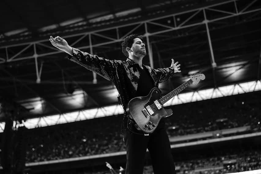 ニック・ジョナスさんのインスタグラム写真 - (ニック・ジョナスInstagram)「What a crowd 🔥 #CapitalSTB」6月13日 10時51分 - nickjonas